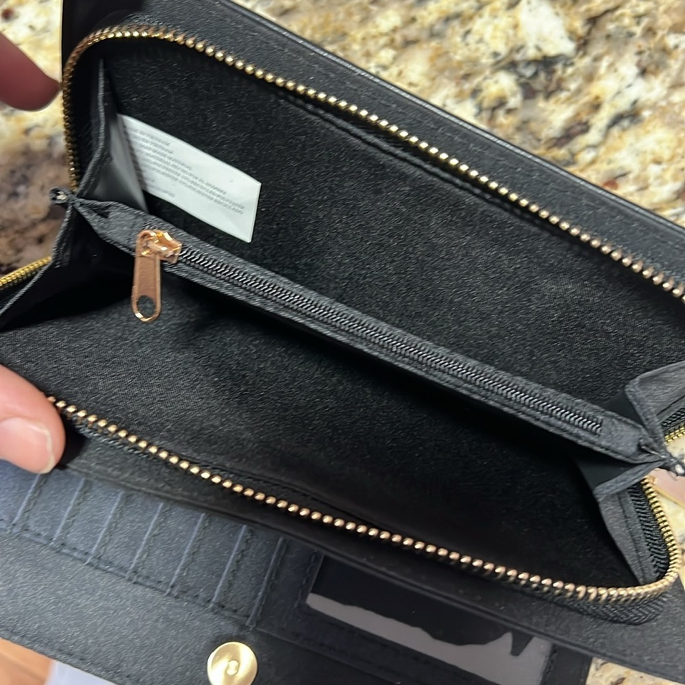 ❤️✔️Chic Black Leather Wallet with Gold Accent NWOT - Picture 4 of 8